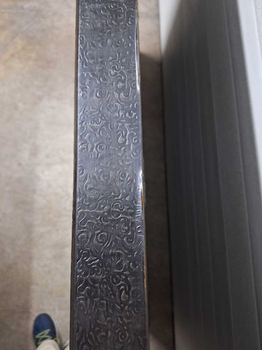 Espelho retangular trabalhado, casquinha metálica e madeira