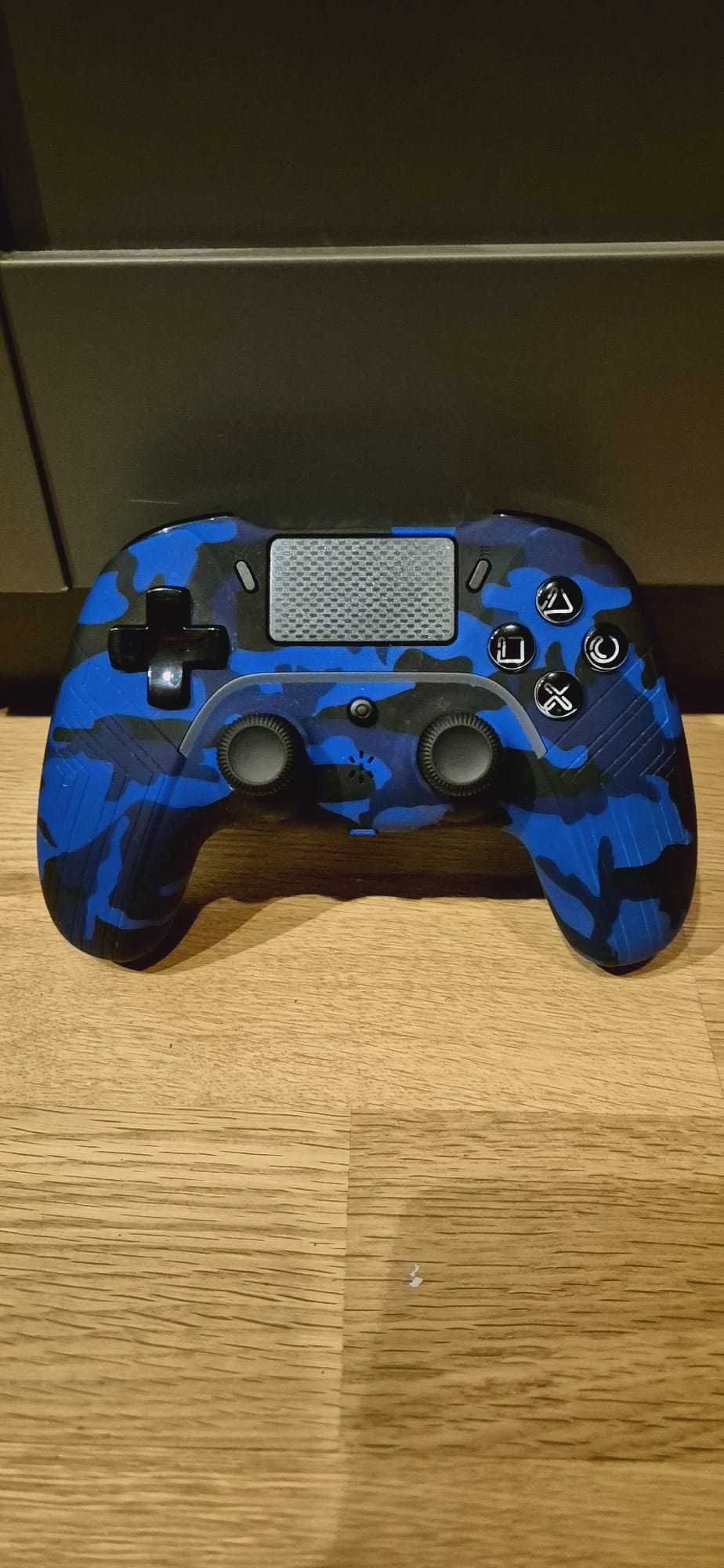 PlayStation 4 + 2 pady i 2 gry