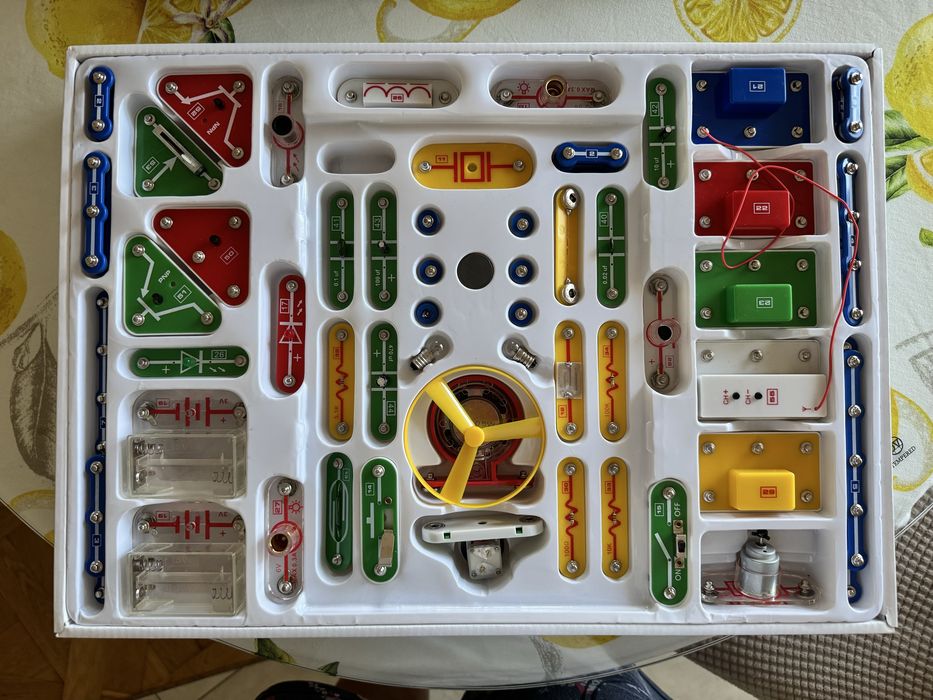 Електронний конструктор Знаток 320 схем