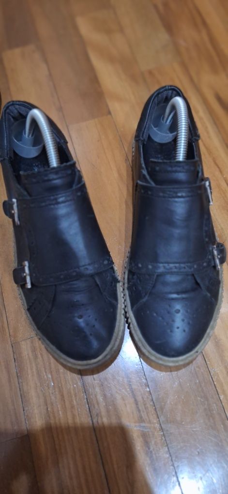 Sapatos tipo loafers mocassin em pele