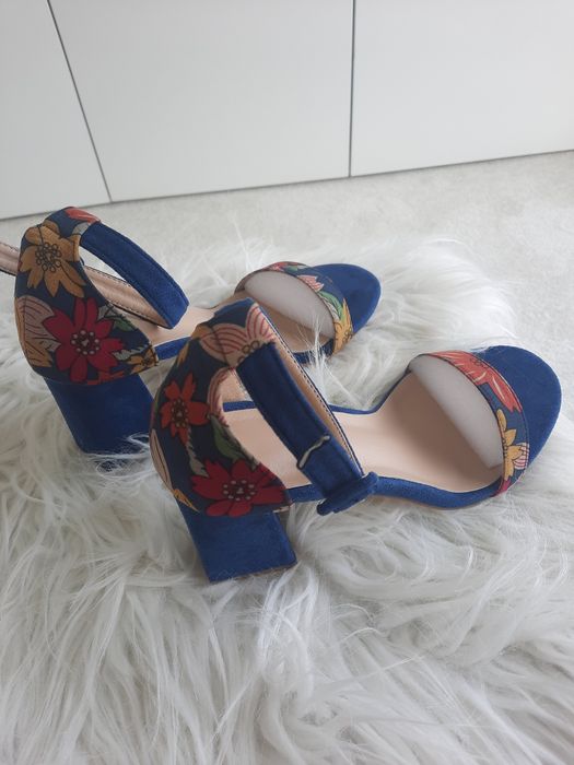 Sandálias novas com salto, tm 38