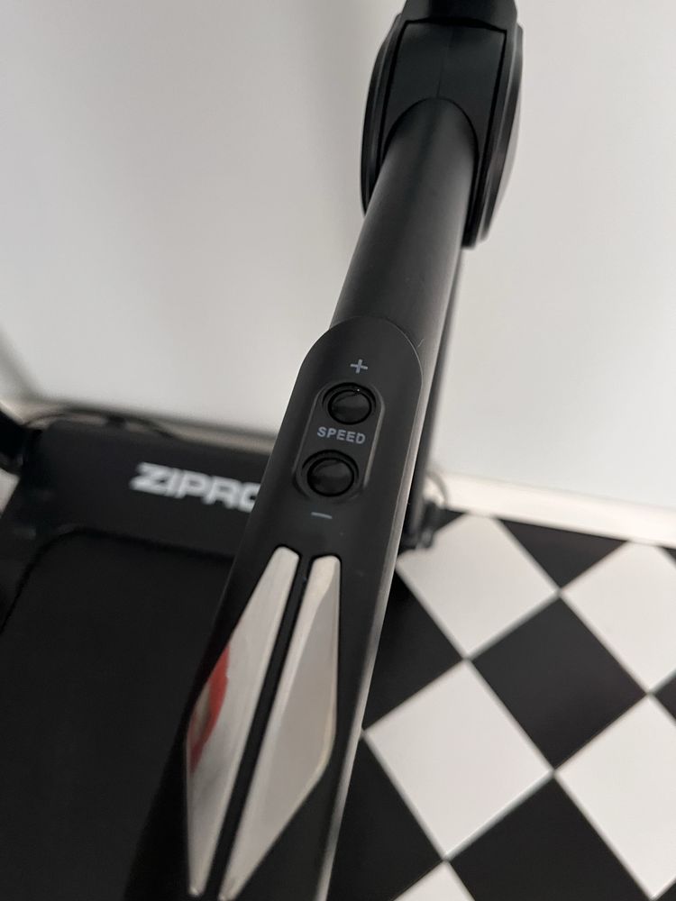 Bieżnia treningowa LCD składana Jogger – Zipro