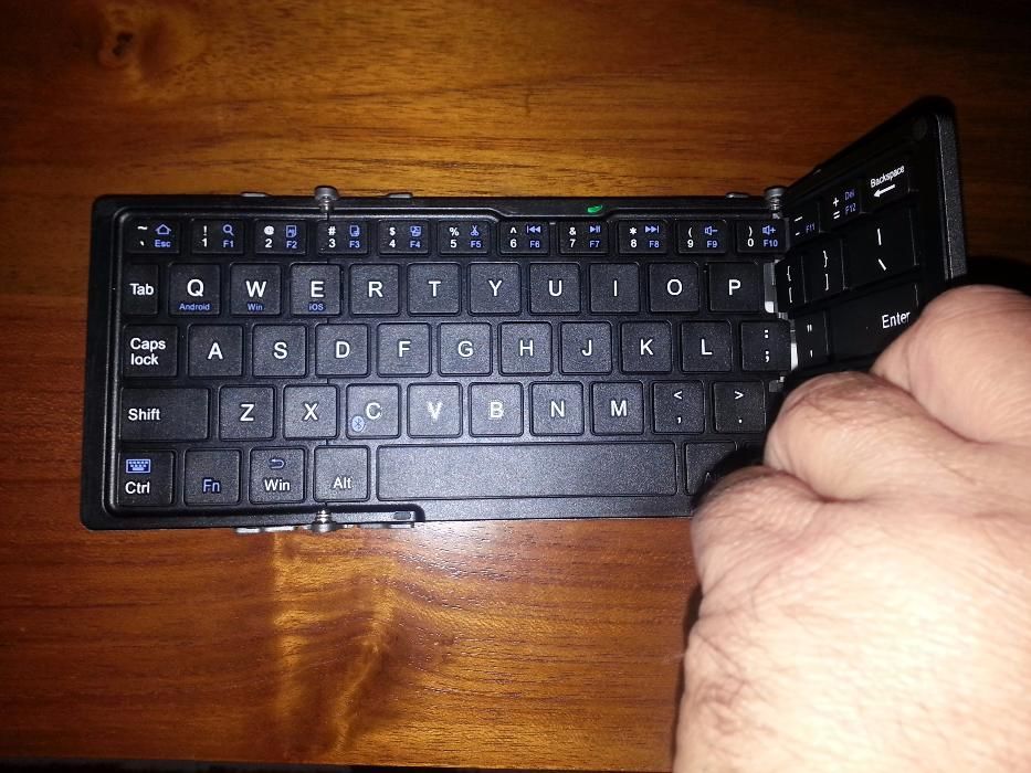 Teclado Wi-Fi para tablet e telemóvel