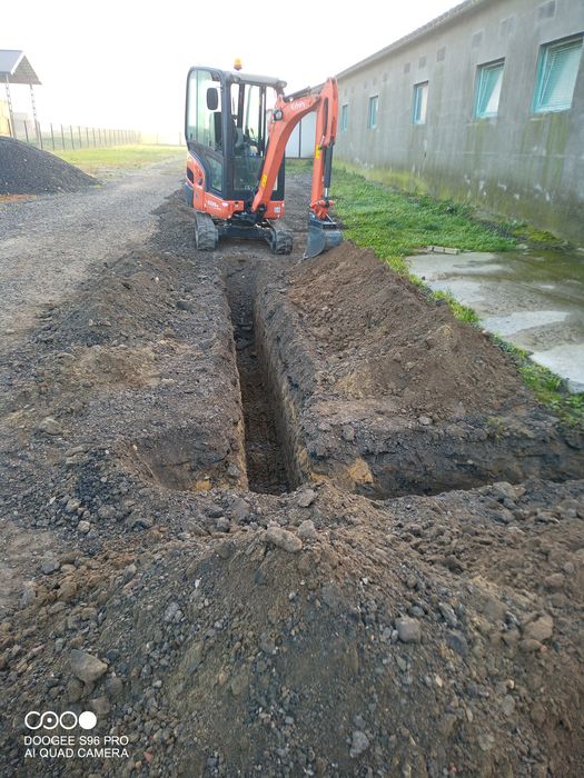 Wstawianie słupków sadowniczych Usługi minikoparką