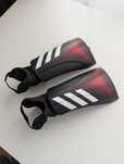 Продам Щитки футбольні adidas