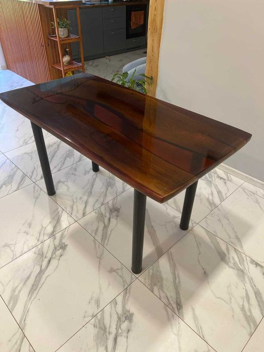 Stół dębowy z żywicy epoksydowej