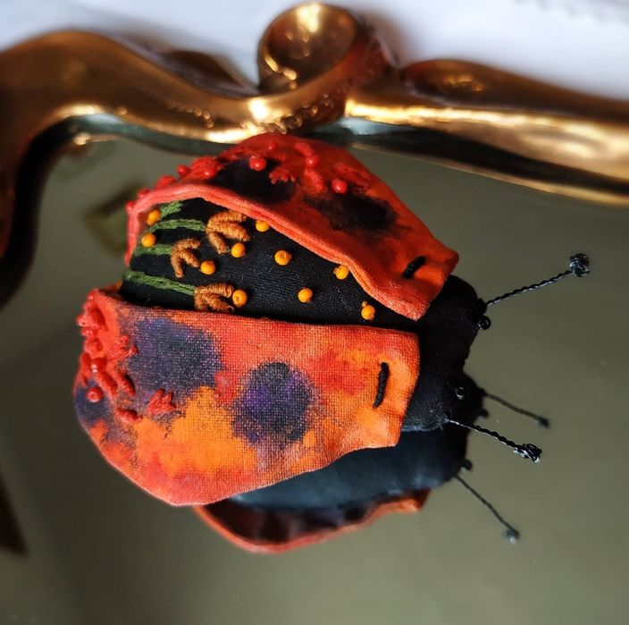 Текстильна фігурка божої корівки, декор для інтер'єру