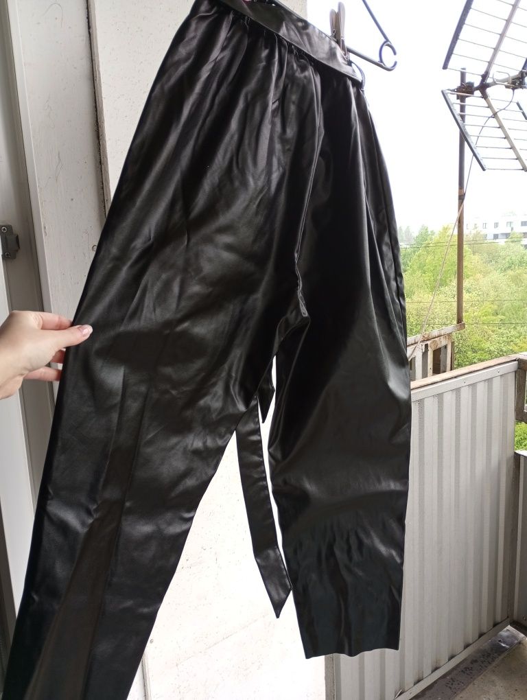 Spodnie skórzane z wysokim stanem wiązane