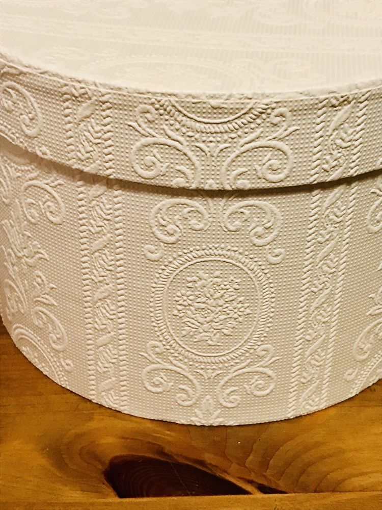 Pudełko kartonowe tłoczone okrągłe ornament białe M