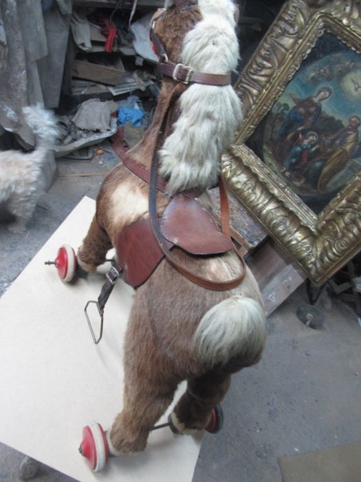 triciclo antigo, cavalo em madeira forrada a pele anos 50
