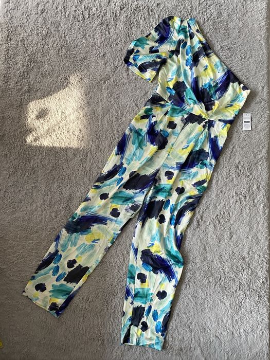 Wzorzysty, elegancki kombinezon z dlugimi nogawkami na jedno ramie