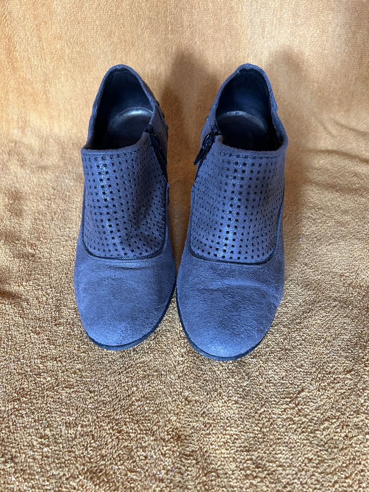 Botins cinza em camurça.