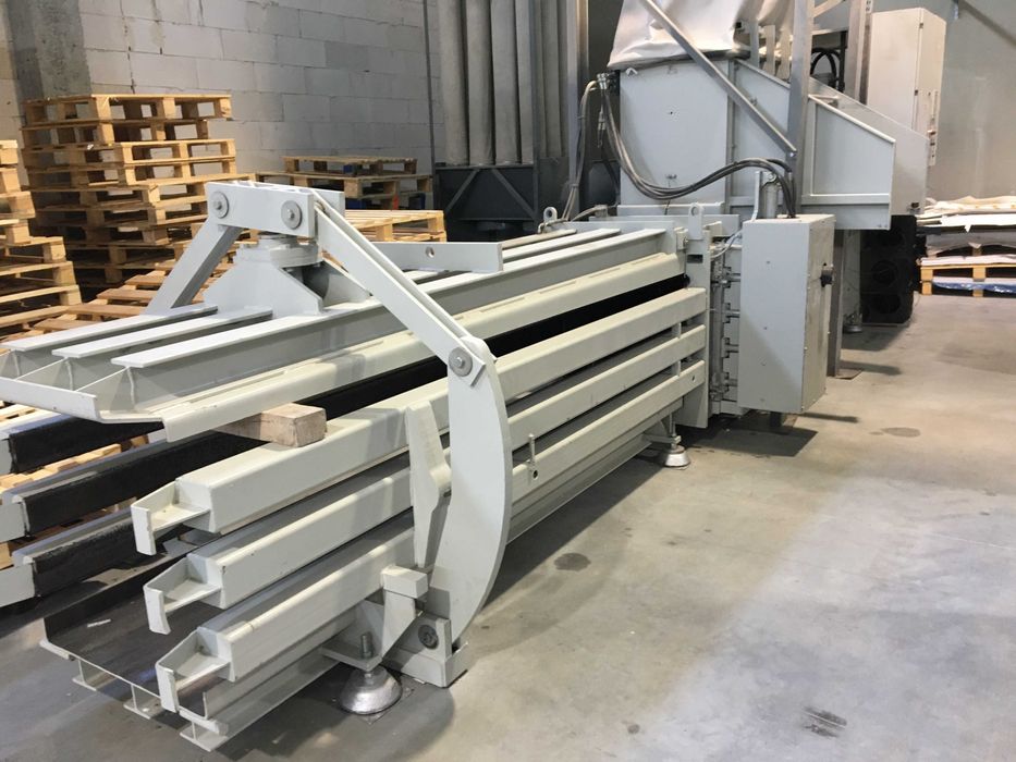 Prasa do belowania makulatury HSM