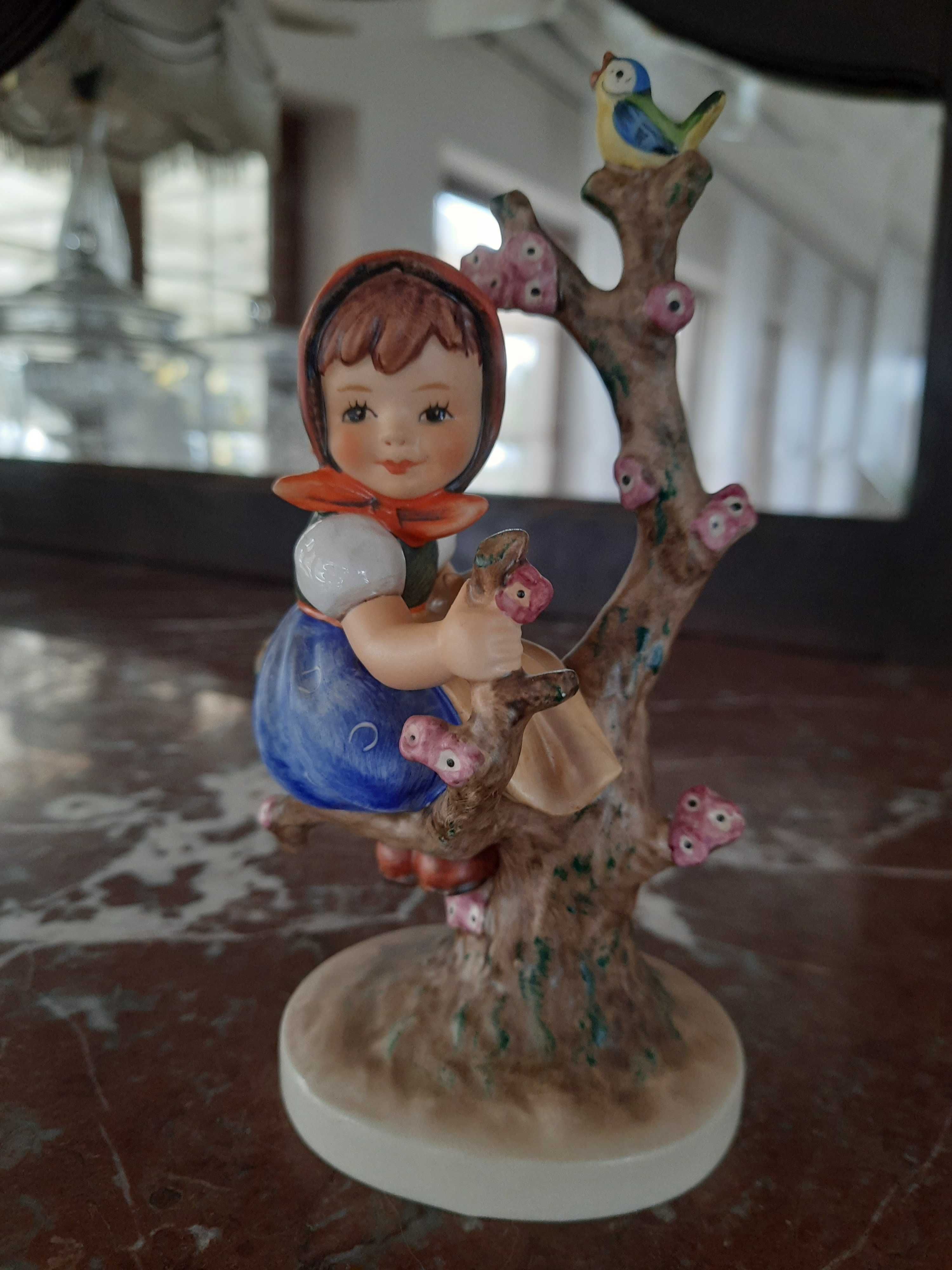 GOEBEL, figurka porcelanowa,dziewczynka siedząca na drzewie