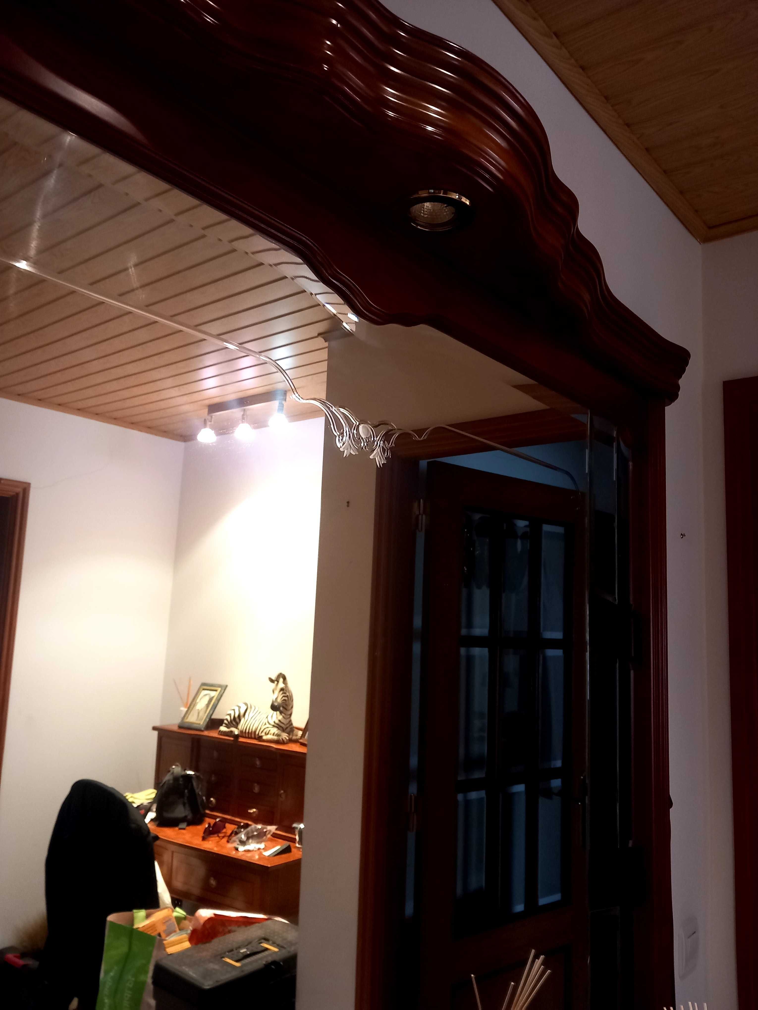 Móvel com espelho e com iluminação