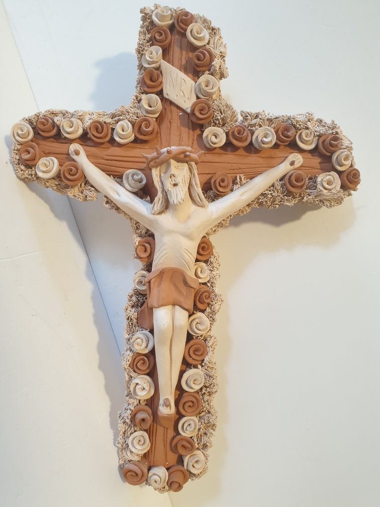 Fantástico crucifixo em cerâmica assinada Carlos Baraça - Barcelos