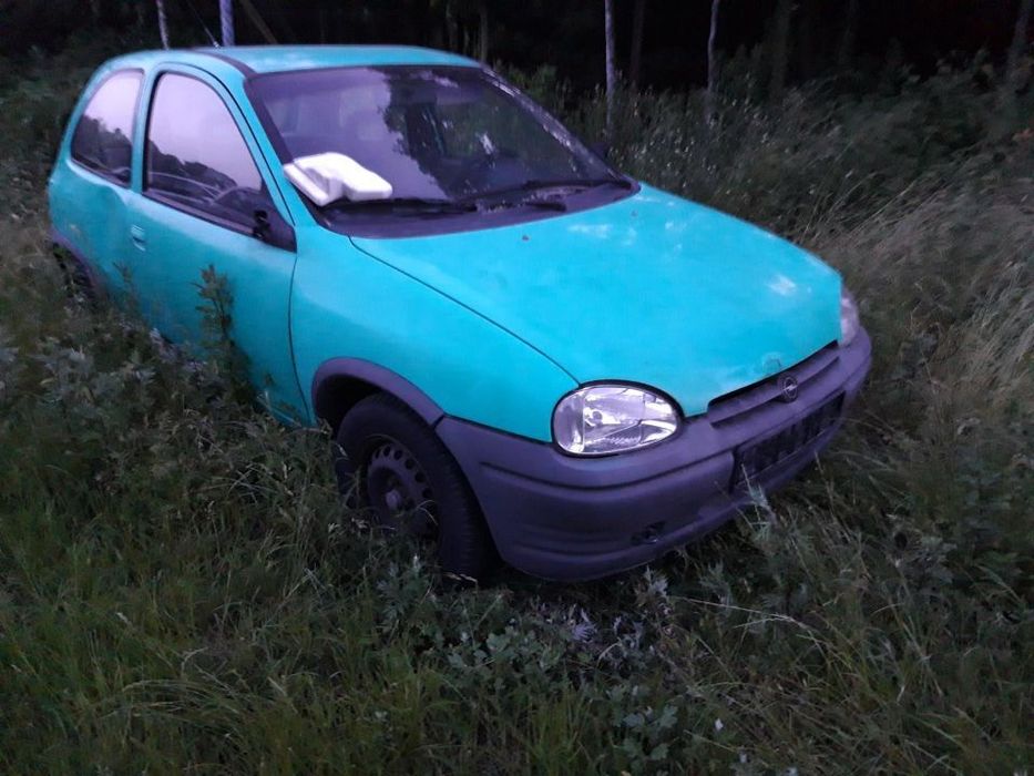 Części  Opel Corsa B 95r 1.2 33kW  Zielona