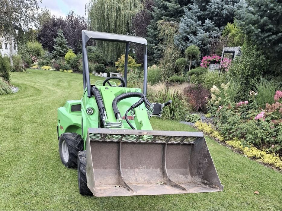 Ładowarka miniładowarka Avant 520 528