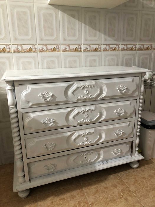 Vendo Cômoda branca em madeira maciça