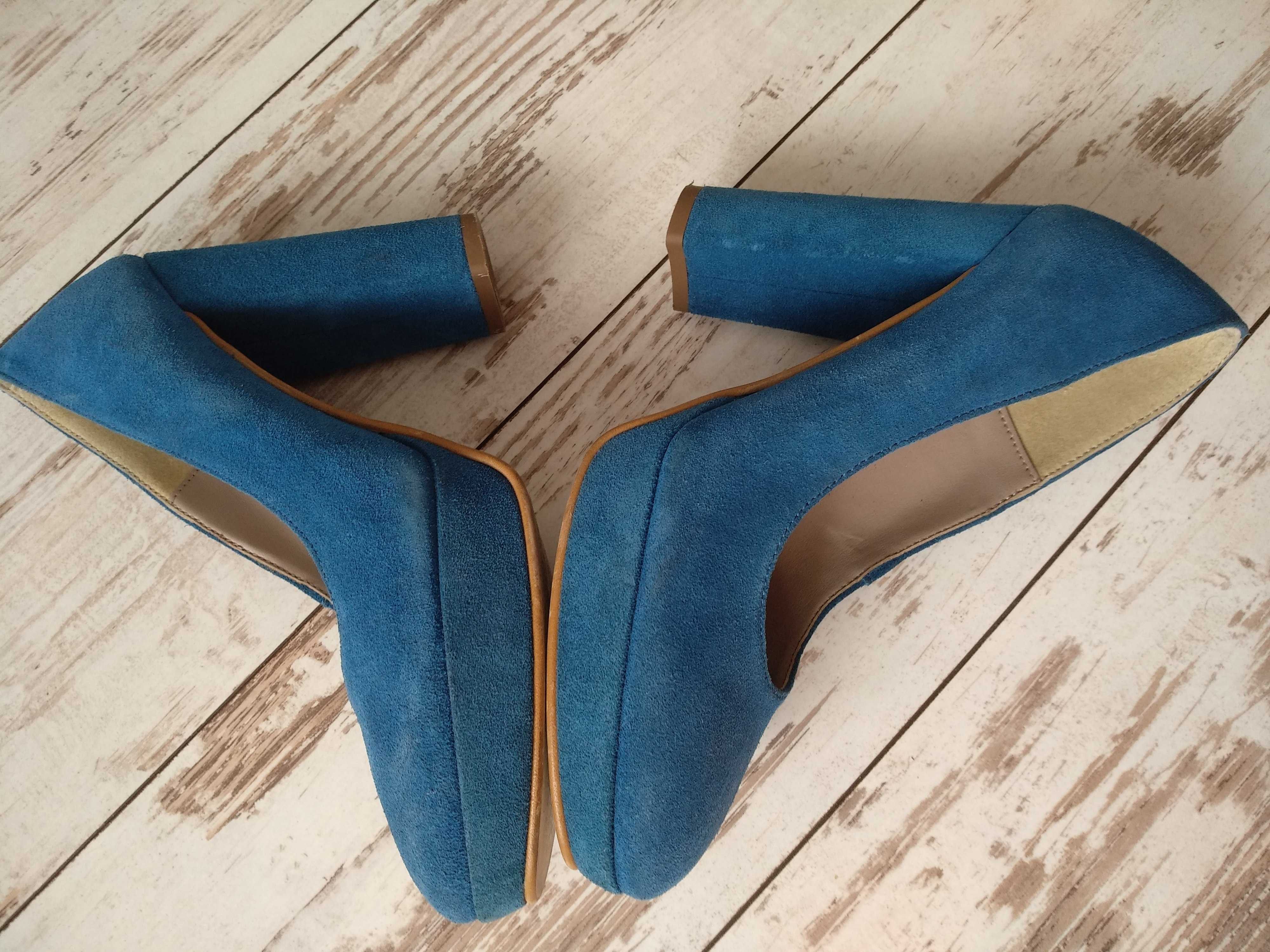 Tamaris buty półbuty na obcasie klocku niebieskie zamszowe eleganckie
