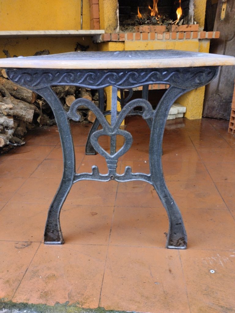 Mesa em ferro e madeira exterior