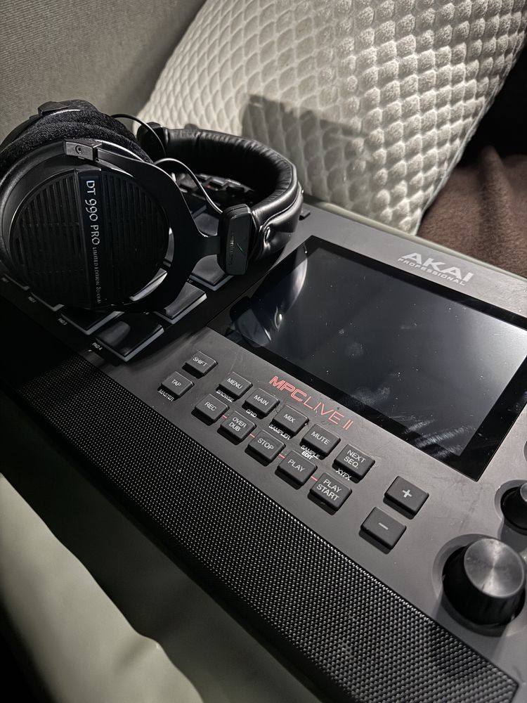AKAI MPC Live 2 + Sluchawki Beyerdynamic DT990 PRO + Expansions Packi