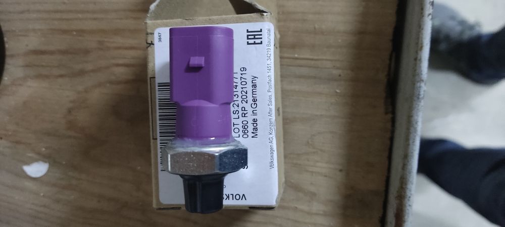 Датчик тиску масла VAG 06E919081G