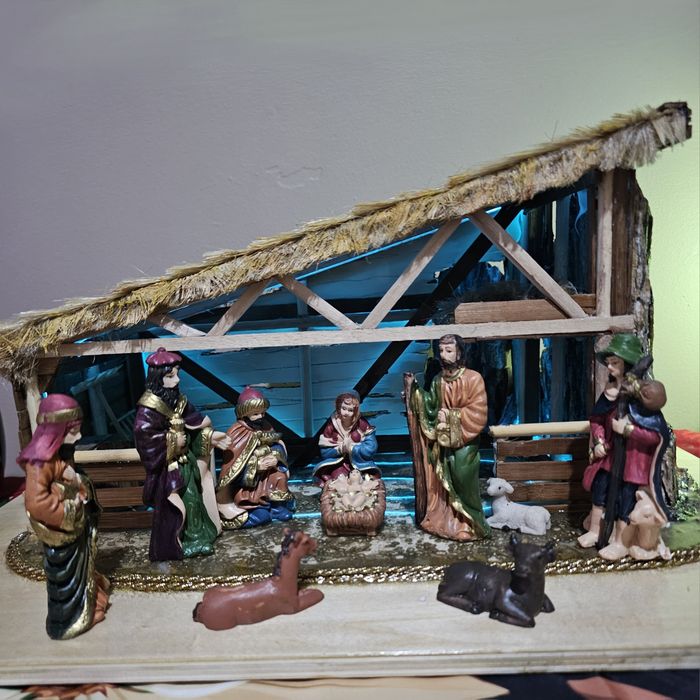 Szopka ze skałą z podświetleniem + 10 figurek.Ręcznie wykonana