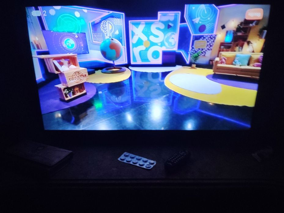 Lg televisao, está todo nova nem um riskinho vem com comando