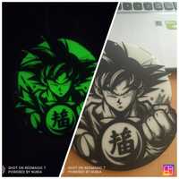 Wizerunek Goku na ścianę lub opcja z stojakiem