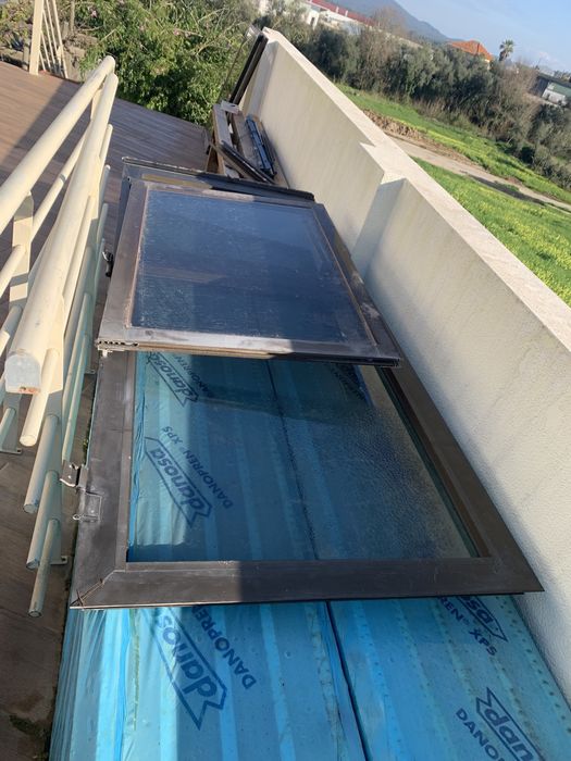 Janelas alumínio lacado com vidro duplo fumado.