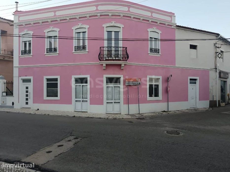 Prédio com 3 Frações no centro do Valado dos Frades