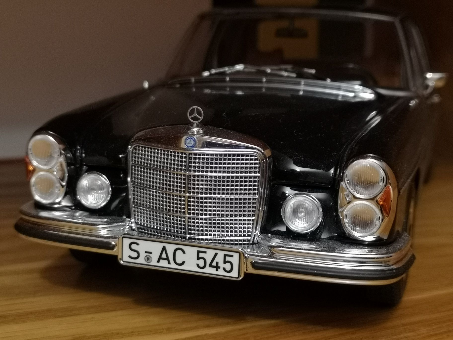 Mercedes - Benz 280 SE 1 18 Norev