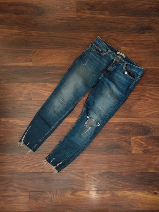 Jeansy rurki z dziurami Zara