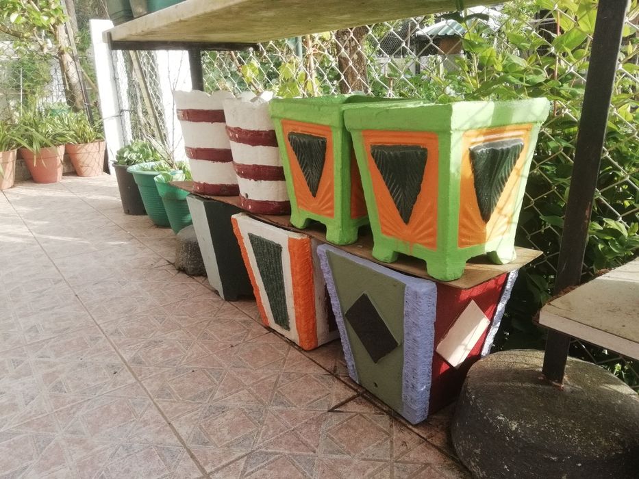 Vasos em cimento antigos restaurados.