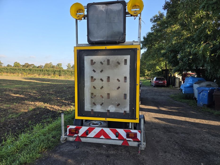 Przyczepa sygnalizacyjna przyczepka samochodowa