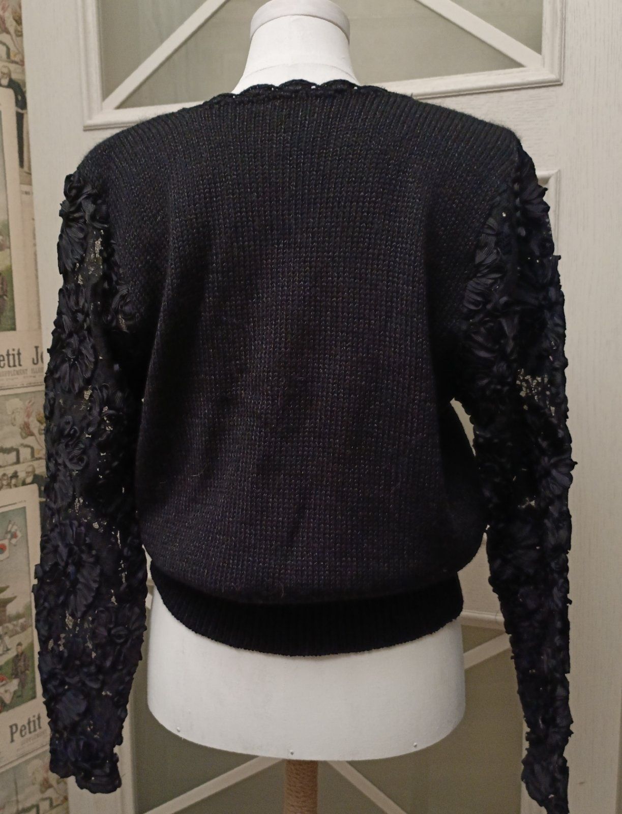 Жіночий светр з ажурними рукавами