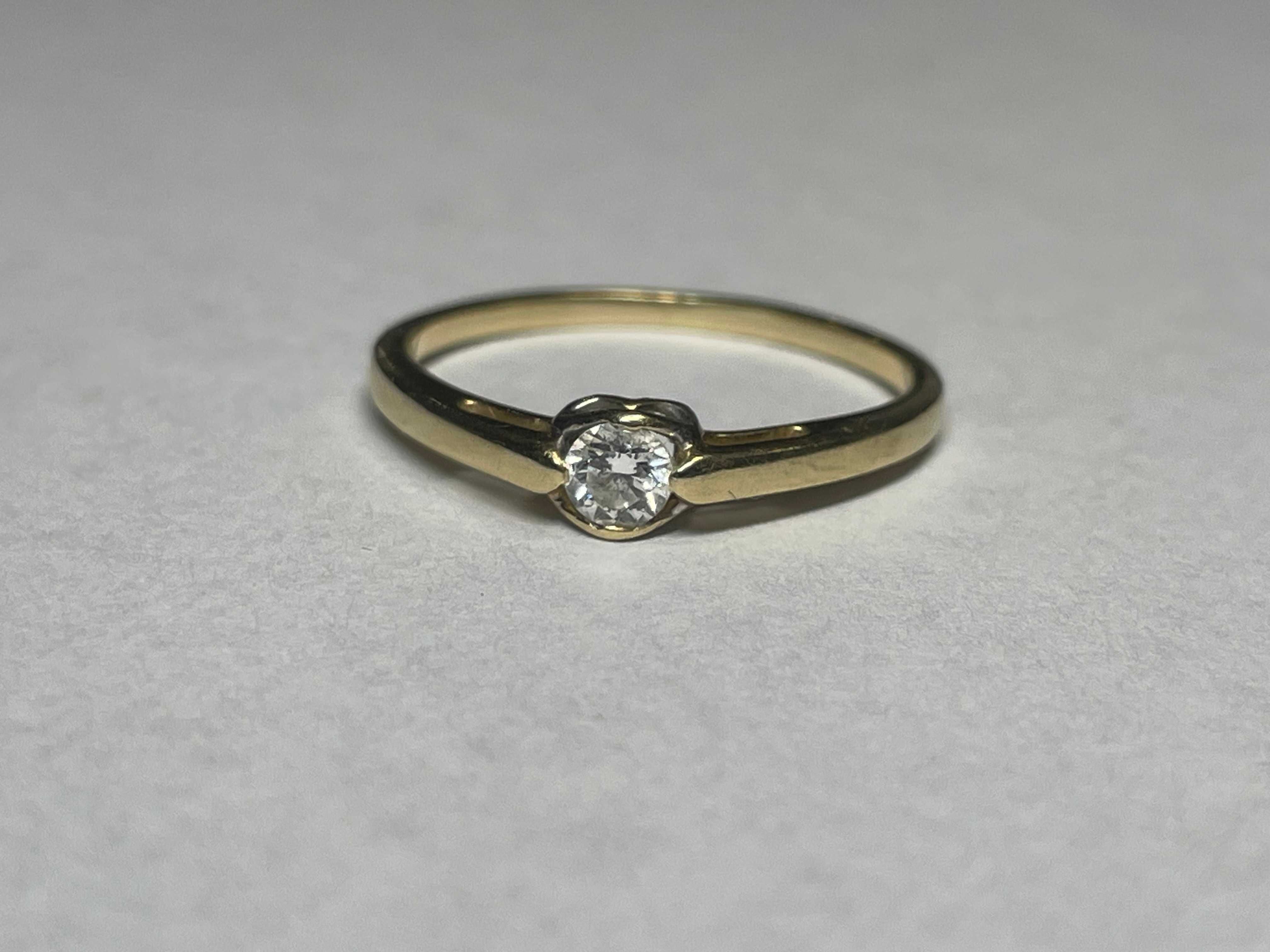 Złoty pierścionek zaręczynowy z diamentem 14kt 1,65 gran 0,15ct r.14