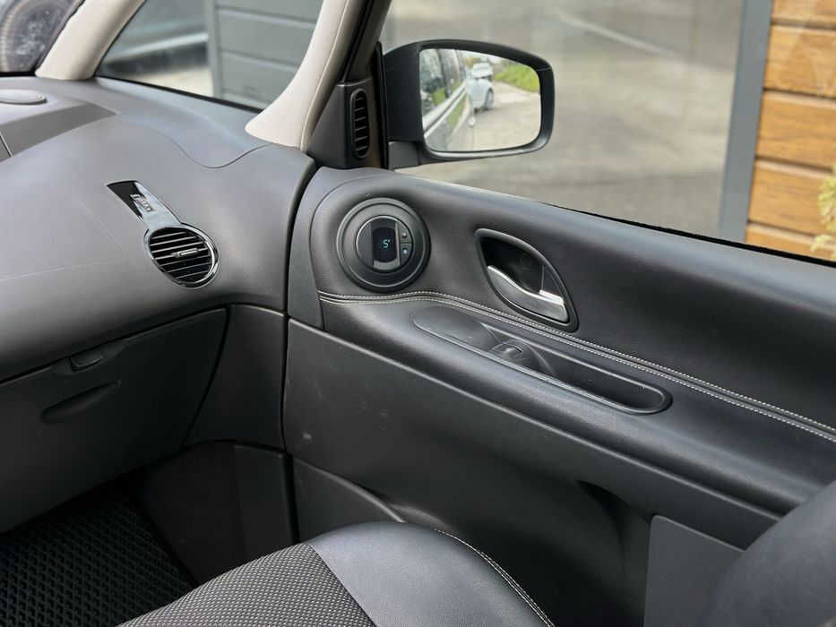 RENAULT ESPACE 2011р, 2.0 дизель, механіка, передній привід
