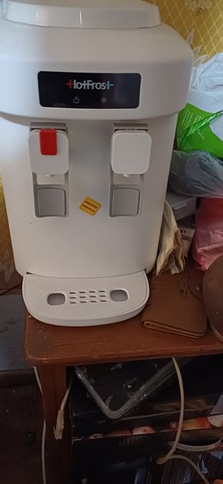 Кулер для горячей и холодной воды.