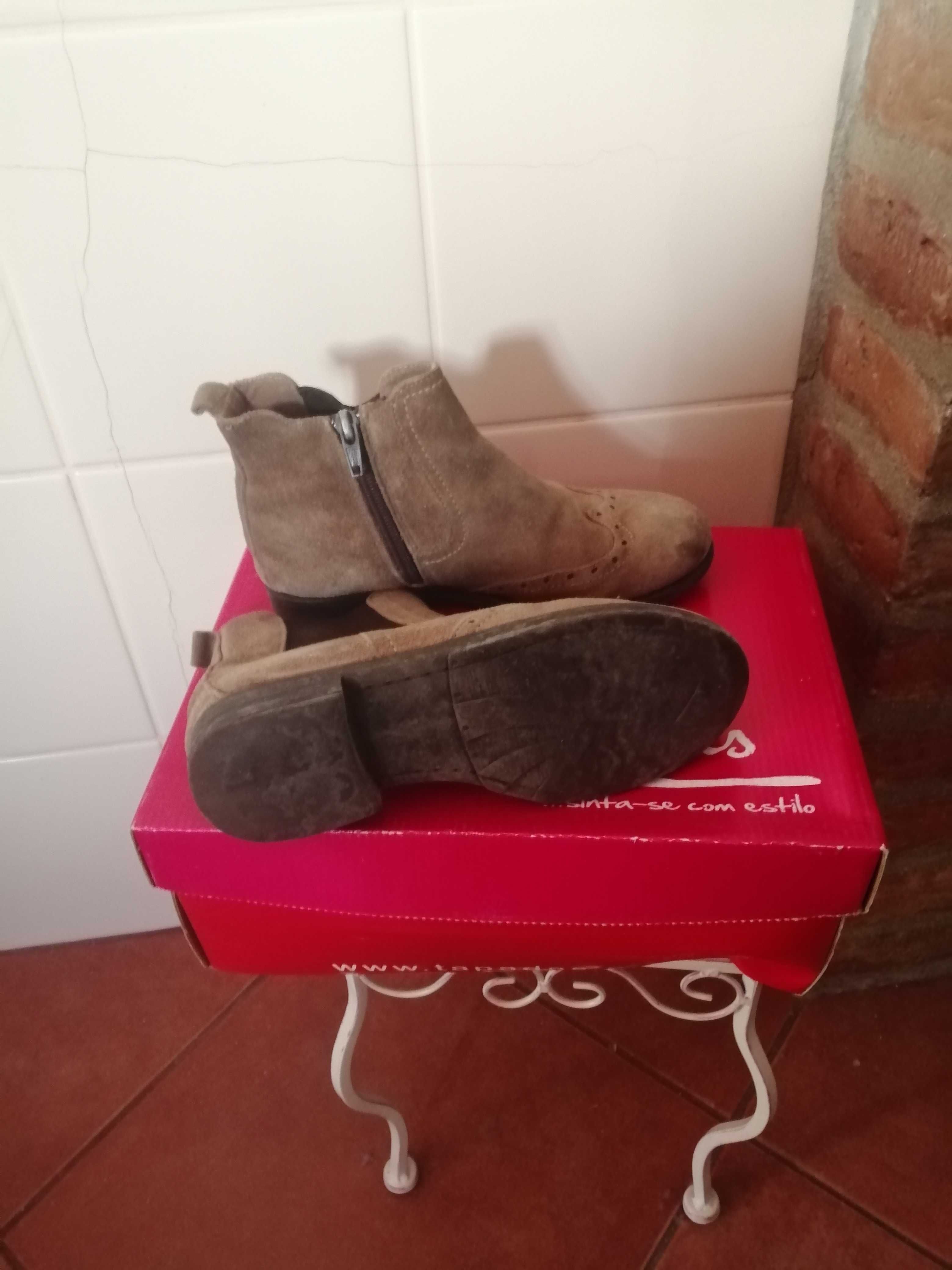 Botas Tapadas 32 em pele/camurça lindas