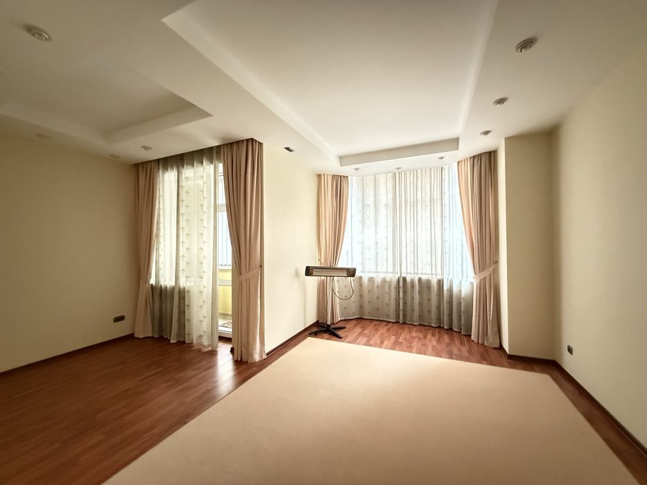 Центр , вул. Павлівська 17 , дворівнева квартира .