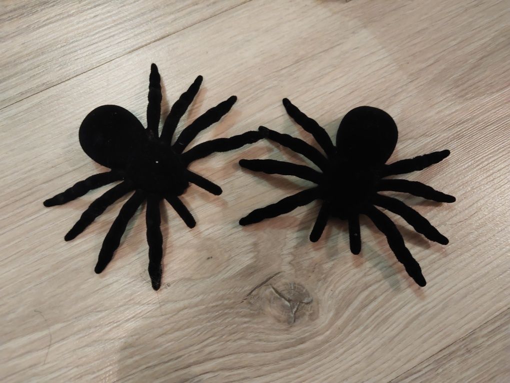 Małe pajączki czarne halloween dekoracje
