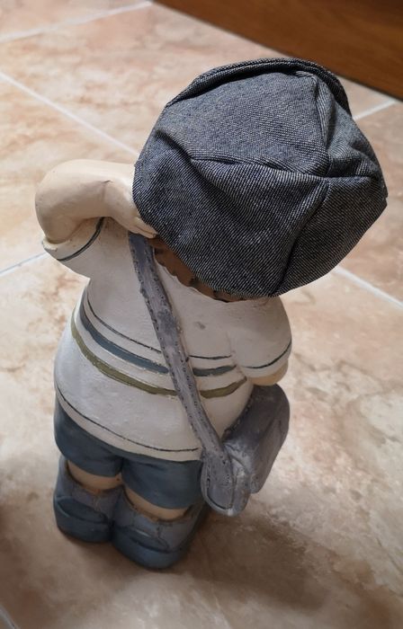 Menino azul vai á escola