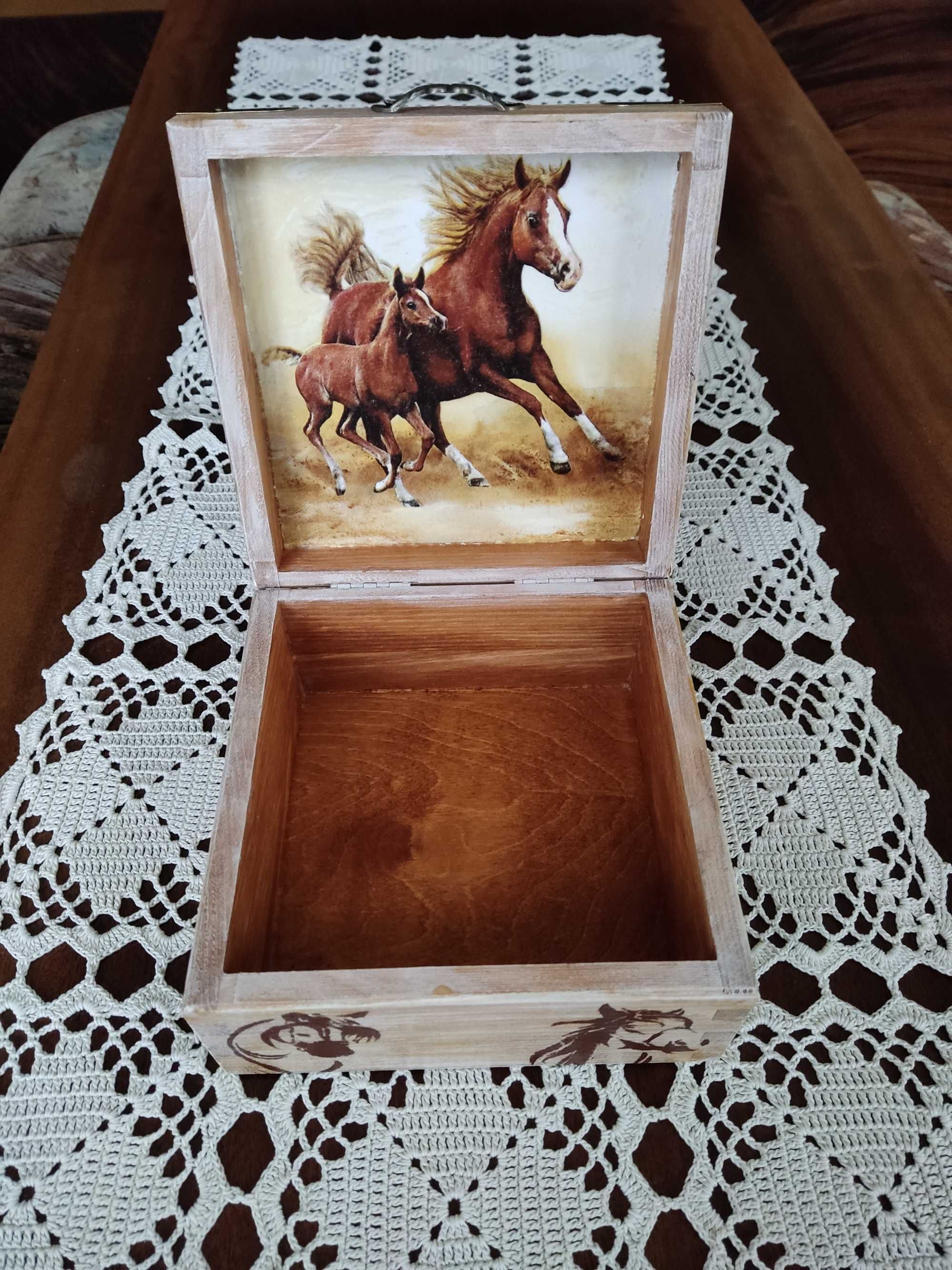 Drewniana szkatułka pudełko z konikami decoupage