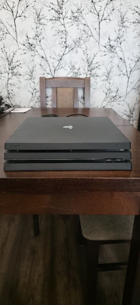 Play Station 4 Pro 1 TB + 2 pady