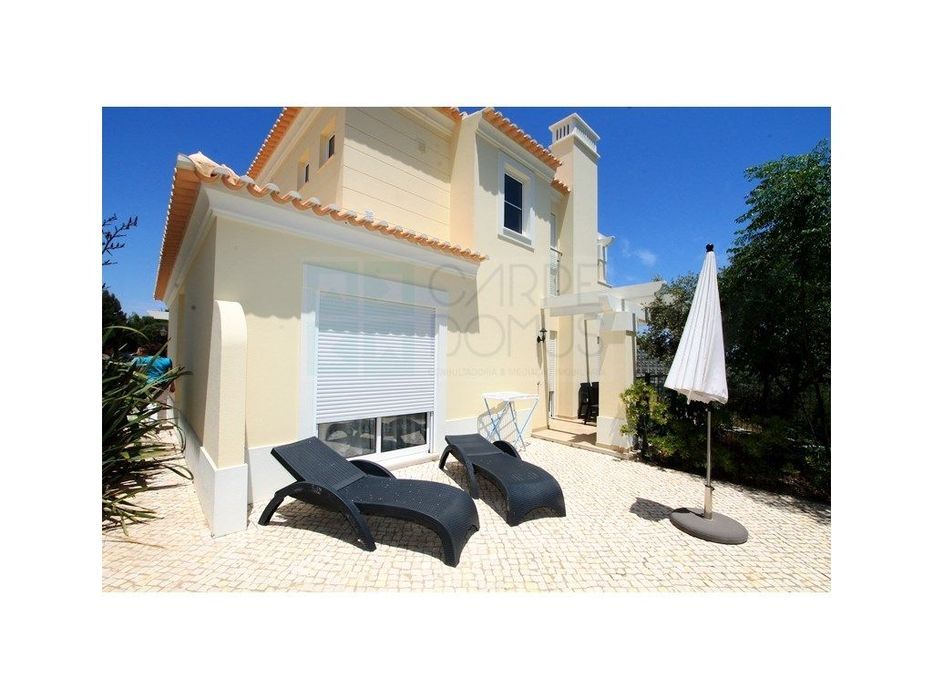 Luxuosas moradias V2 equipadas e mobiladas em Golfe Country Clube, ...