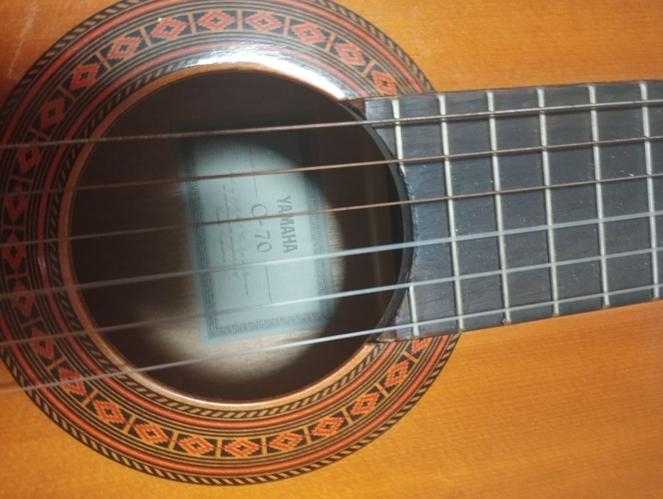 Продам акустическую гитару YAMAHA.