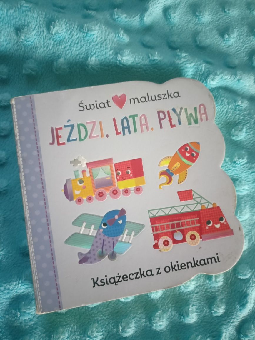 Świat maluszka jeździ lata pływa książeczka z okienkami