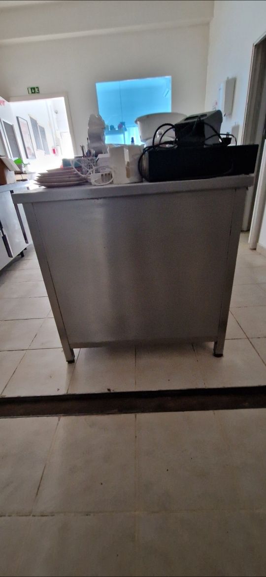 Bancada central de inox para cozinha/pastelaria